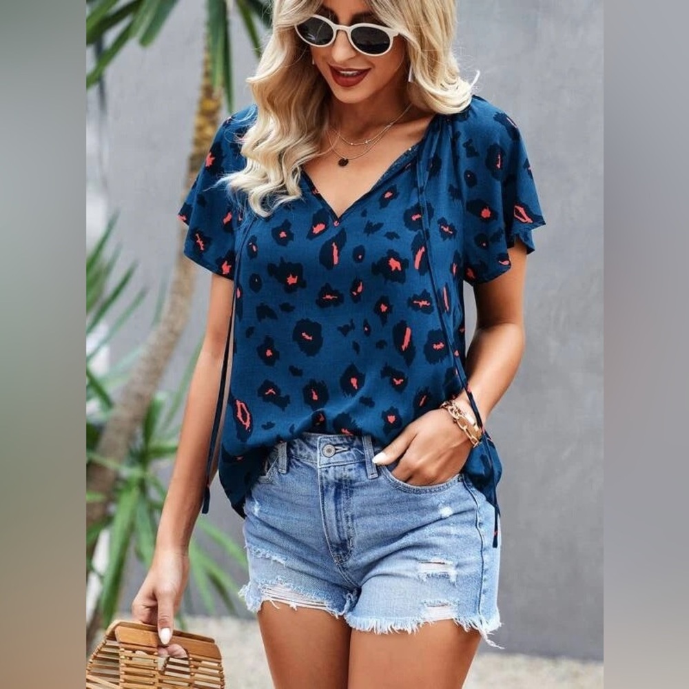 SALE✨NEW✨Teal Leopard Print Blouse!